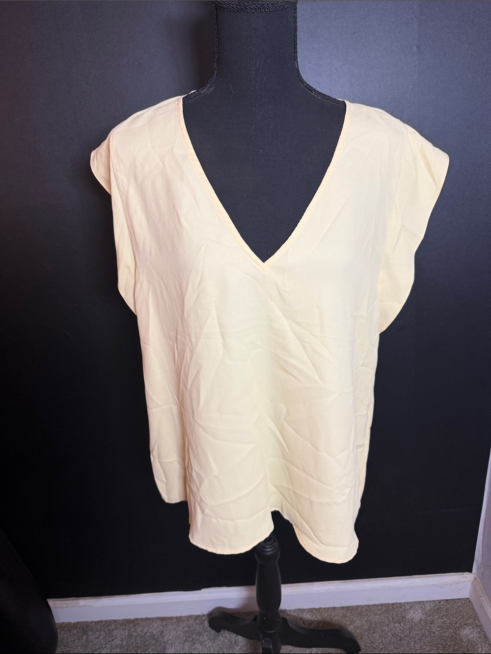Express Light Yellow V-Neck Women's Top Size L